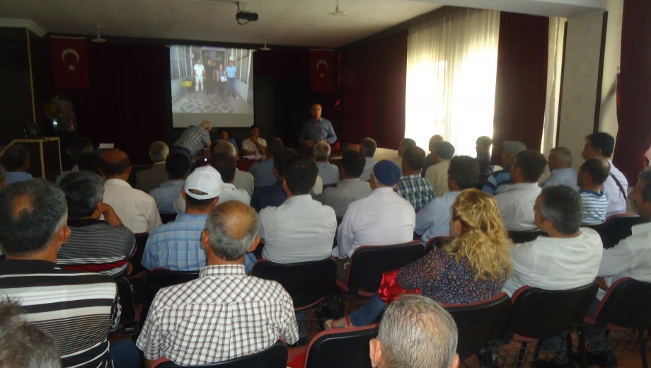 ÇİLEK ÜRETİCİLERİ BİRLİK KURUYOR