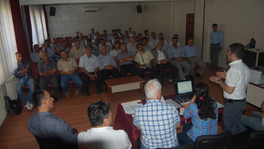 ÇİLEK ÜRETİCİLERİ BİRLİK KURUYOR