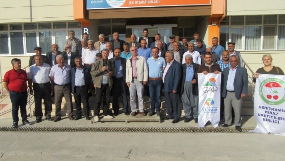 GAP TEYAP organizasyonunda Gaziantep Şehitkamil Kiraz Üreticileri Birliğine üye çiftçilere kiraz hastalıkları-zararlıları, çiftçi örgütlemesi, ürün işleme ve değerlendirme konularına yönelik teknik gezi düzenlendi.