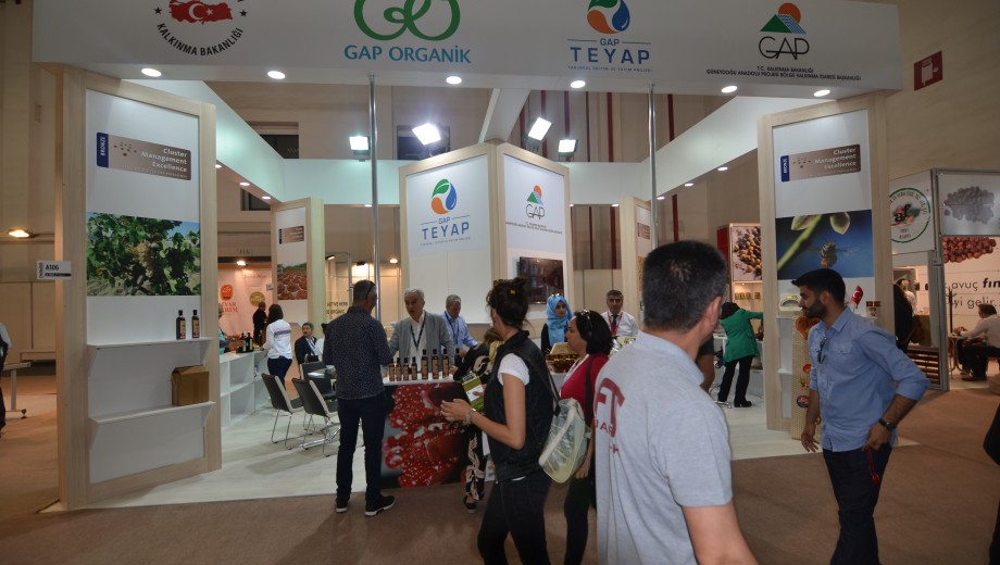 GAP TEYAP kapsamında düzenlenen organizasyon ile çiftçilerimiz “İklim Değişikliği ve Sürdürülebilir Tarım Tedbirleri” konulu panele ve Ekoloji İzmir Fuarı’ na katılım sağlamıştır.